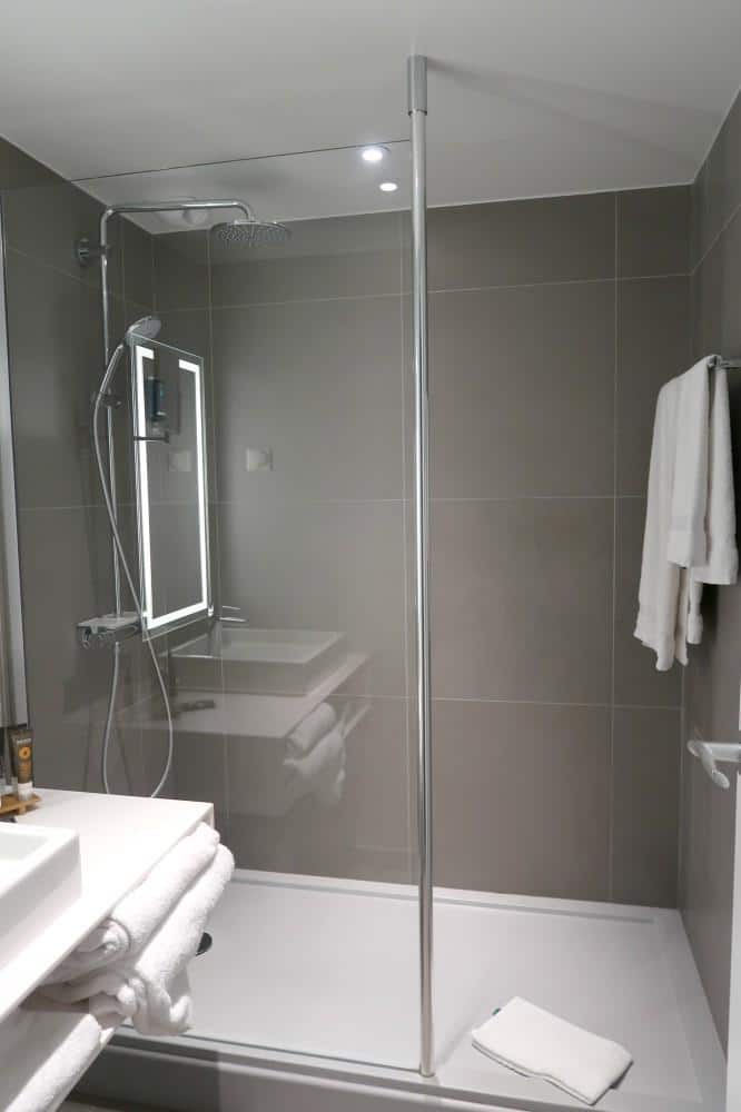 novotel shower room