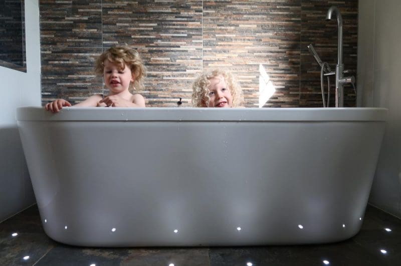 Glade lodge Darwin Forest bathroom kids playing in bath