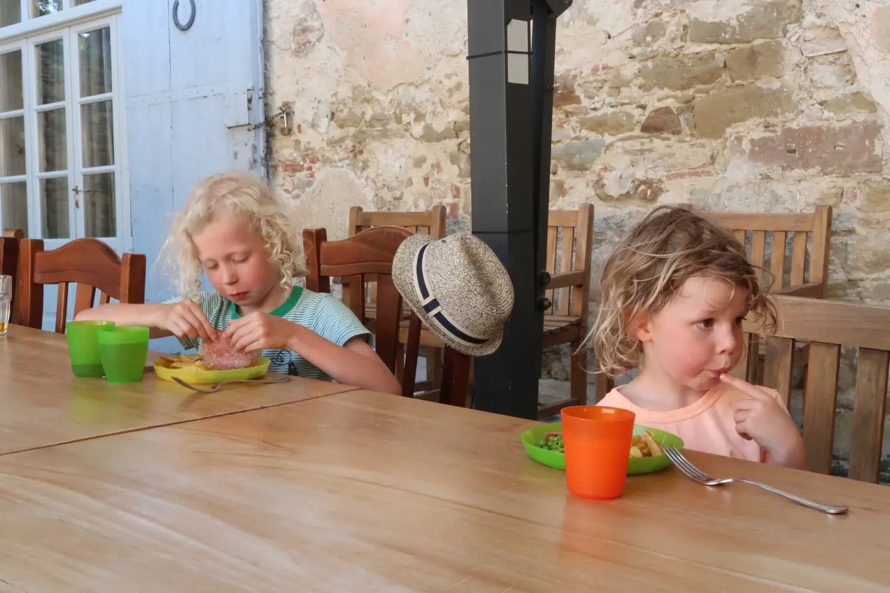 children eating breakfast outside