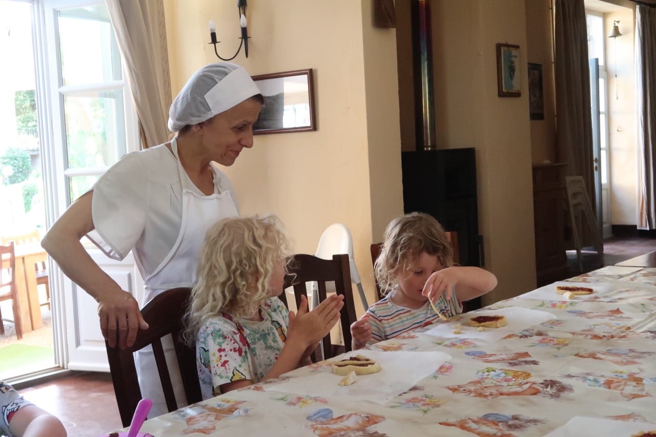 kids making jam tarts