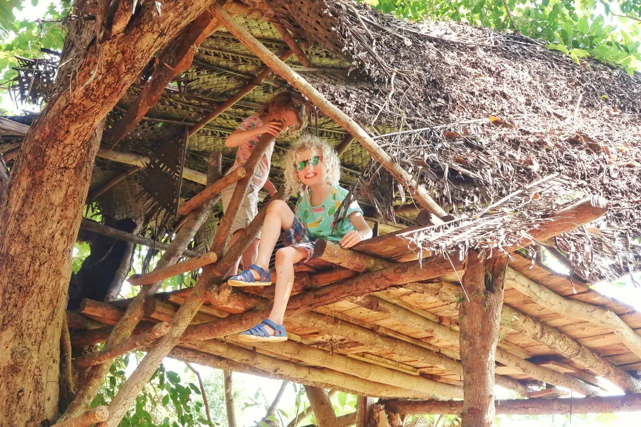 village tour Sri Lanka with 2 children in tree house