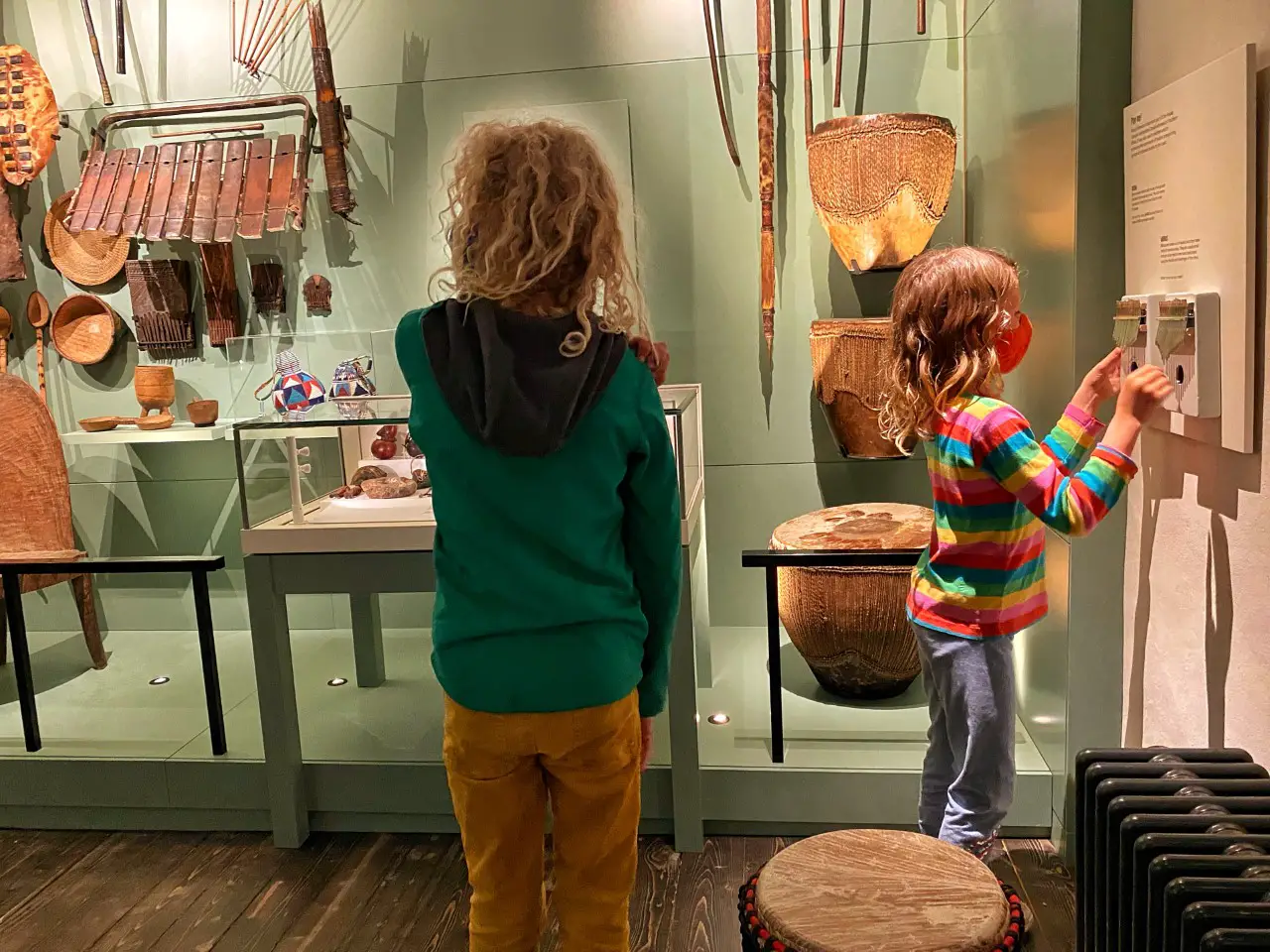 children looking at displays of cultural items acquired by David Livingstone