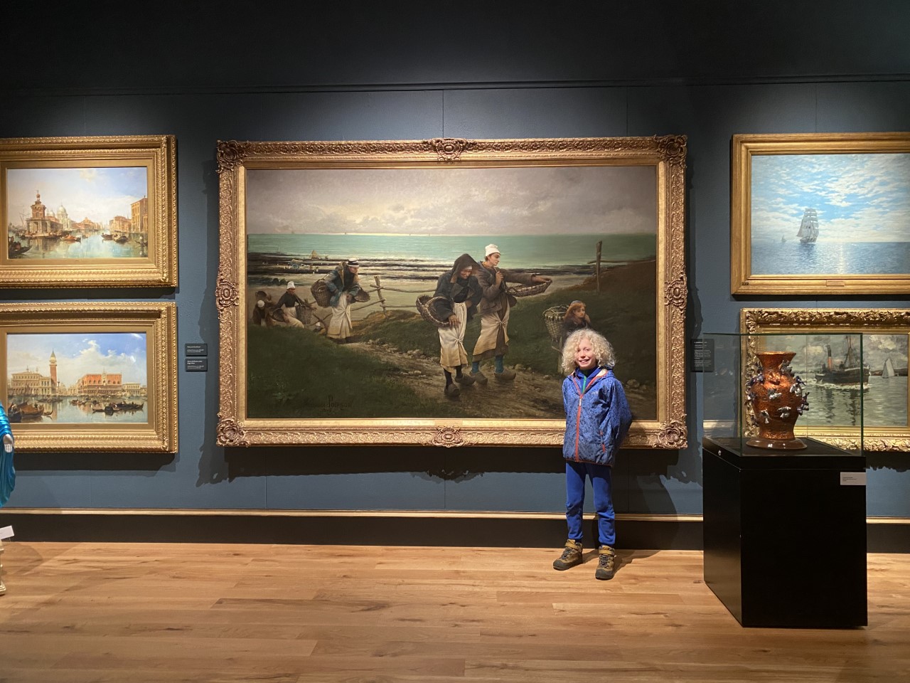 art gallery Stirling Smith child in front of painting of mussel collectors