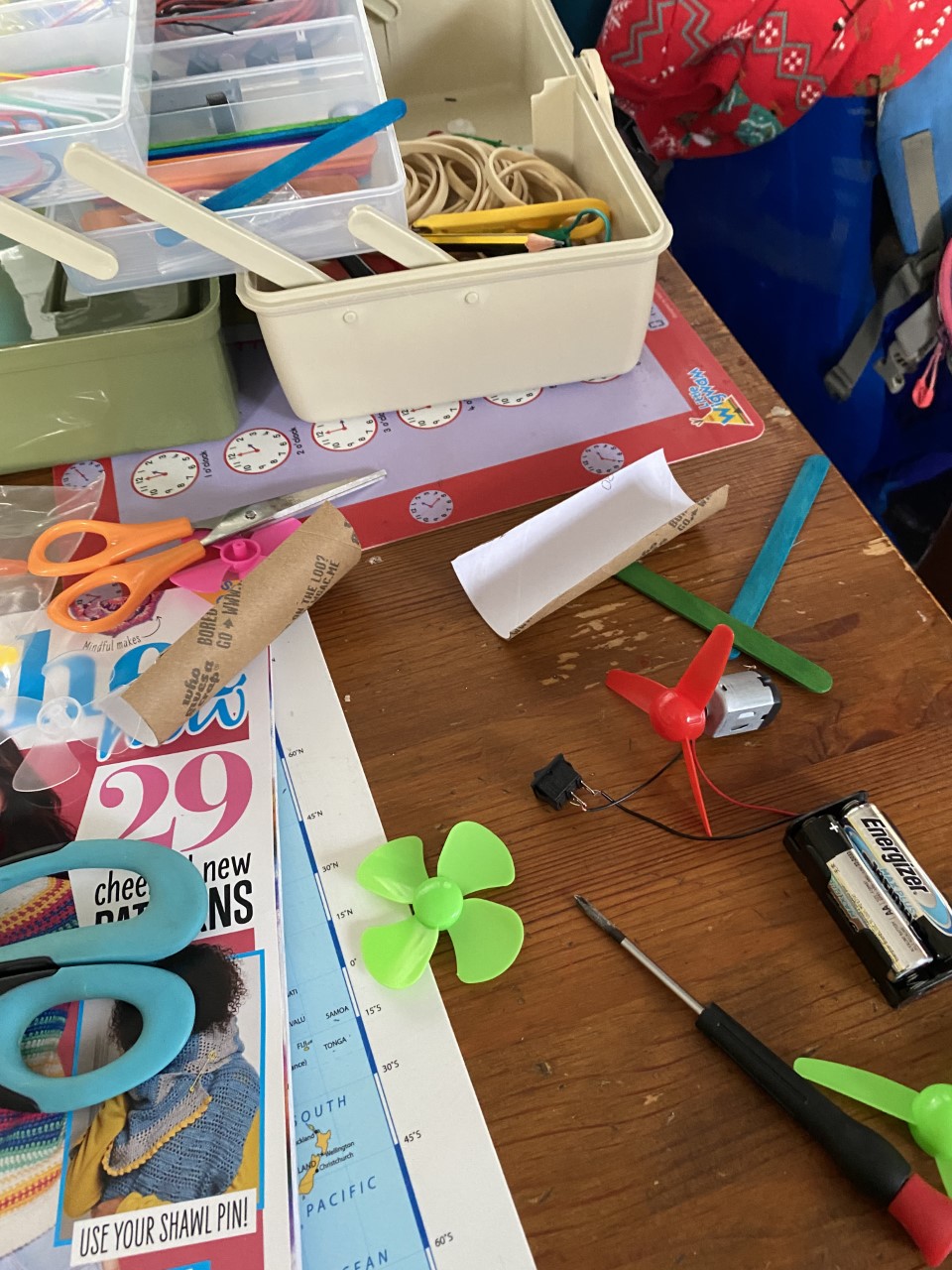 child making circuits with crocodile clips