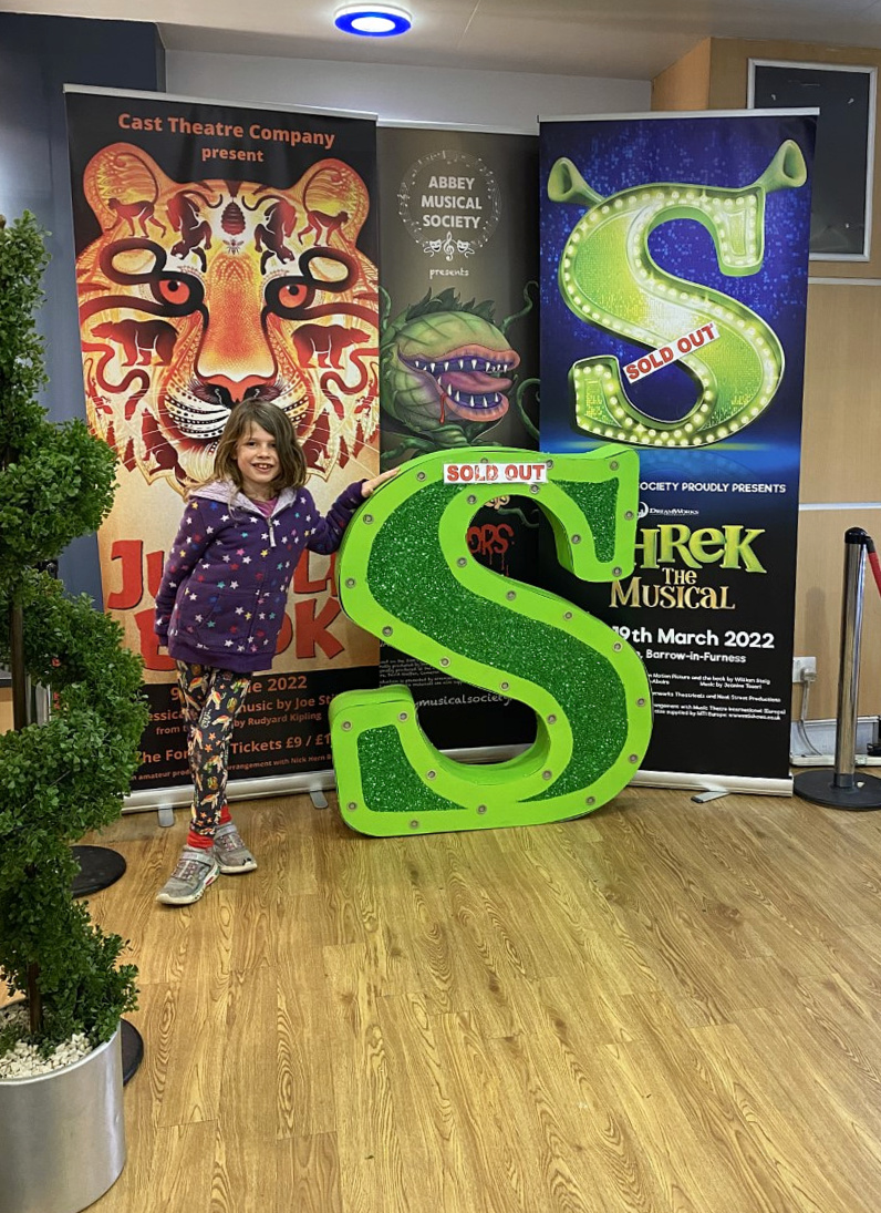 Child next to Shrek S