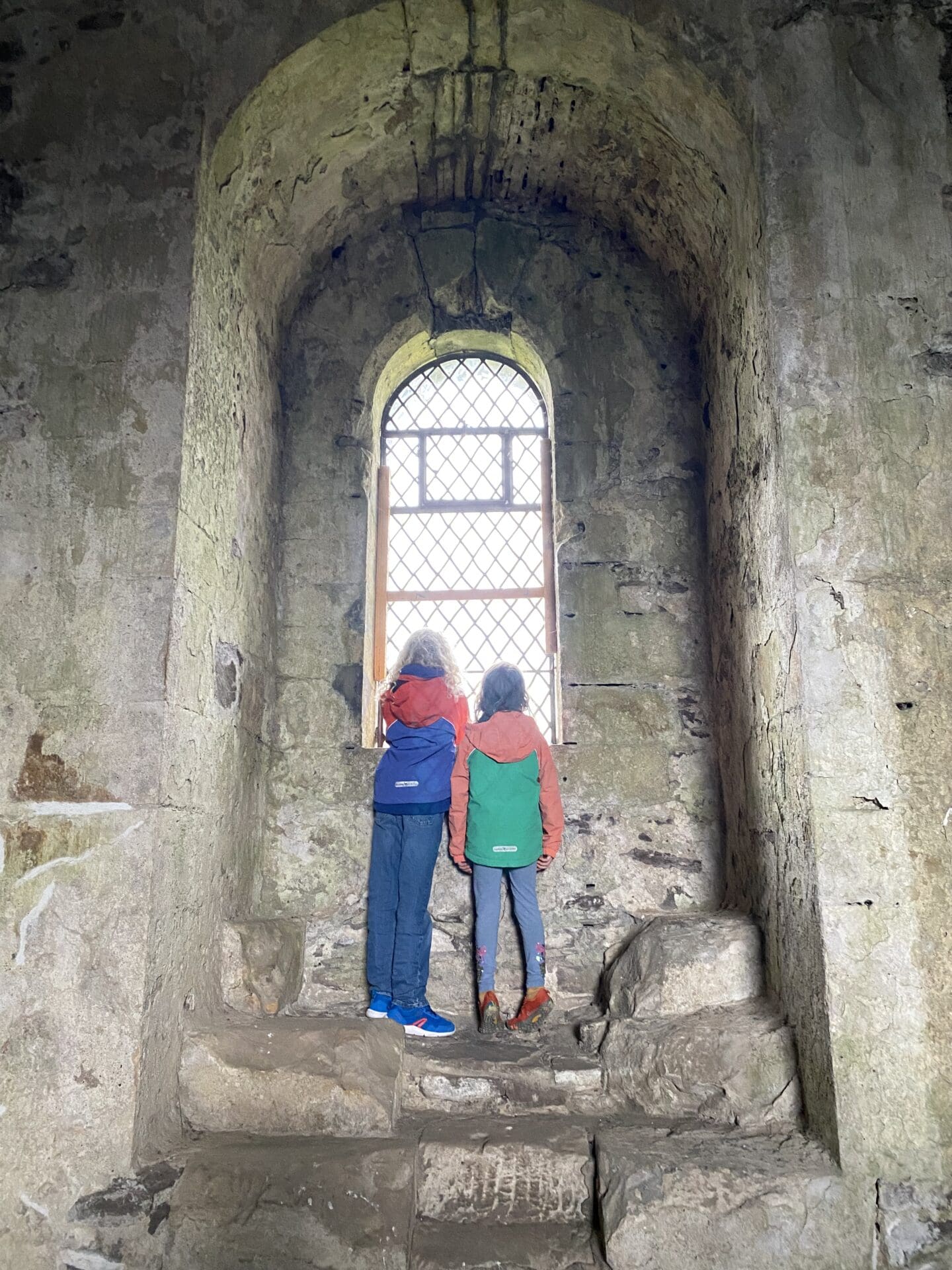 Children looking out window at Doune castle