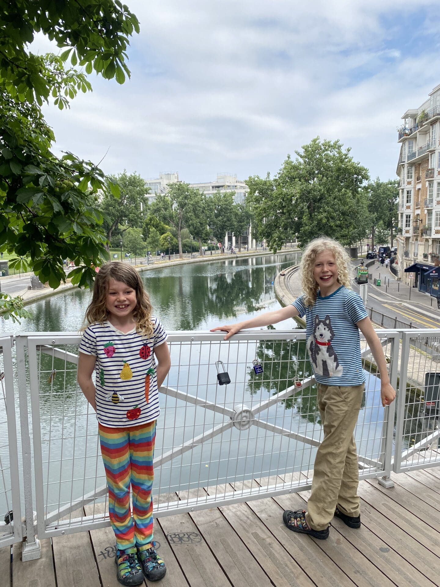Children at Paris canal lock