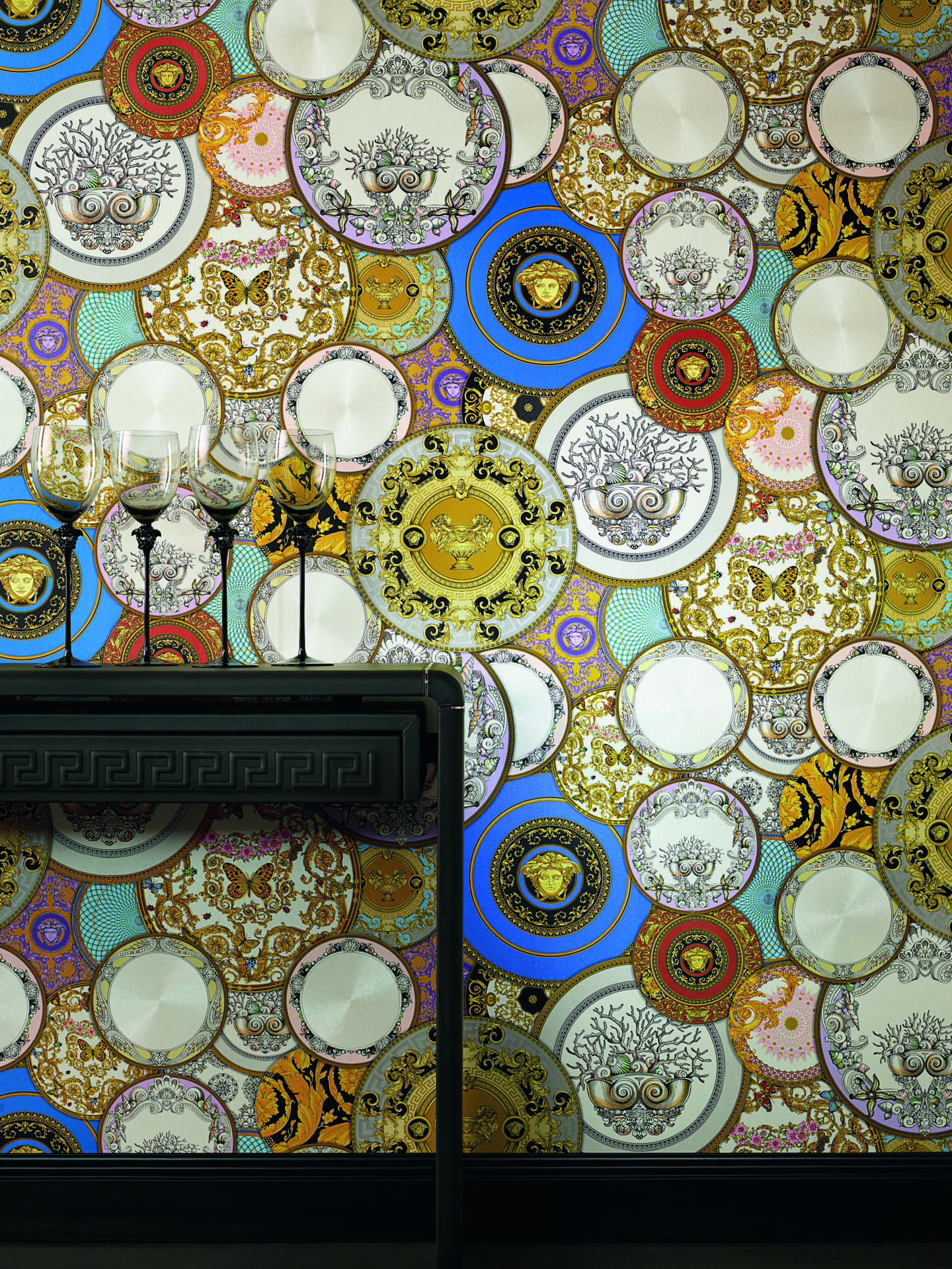 Unusual luxury wallpaper deign with side table