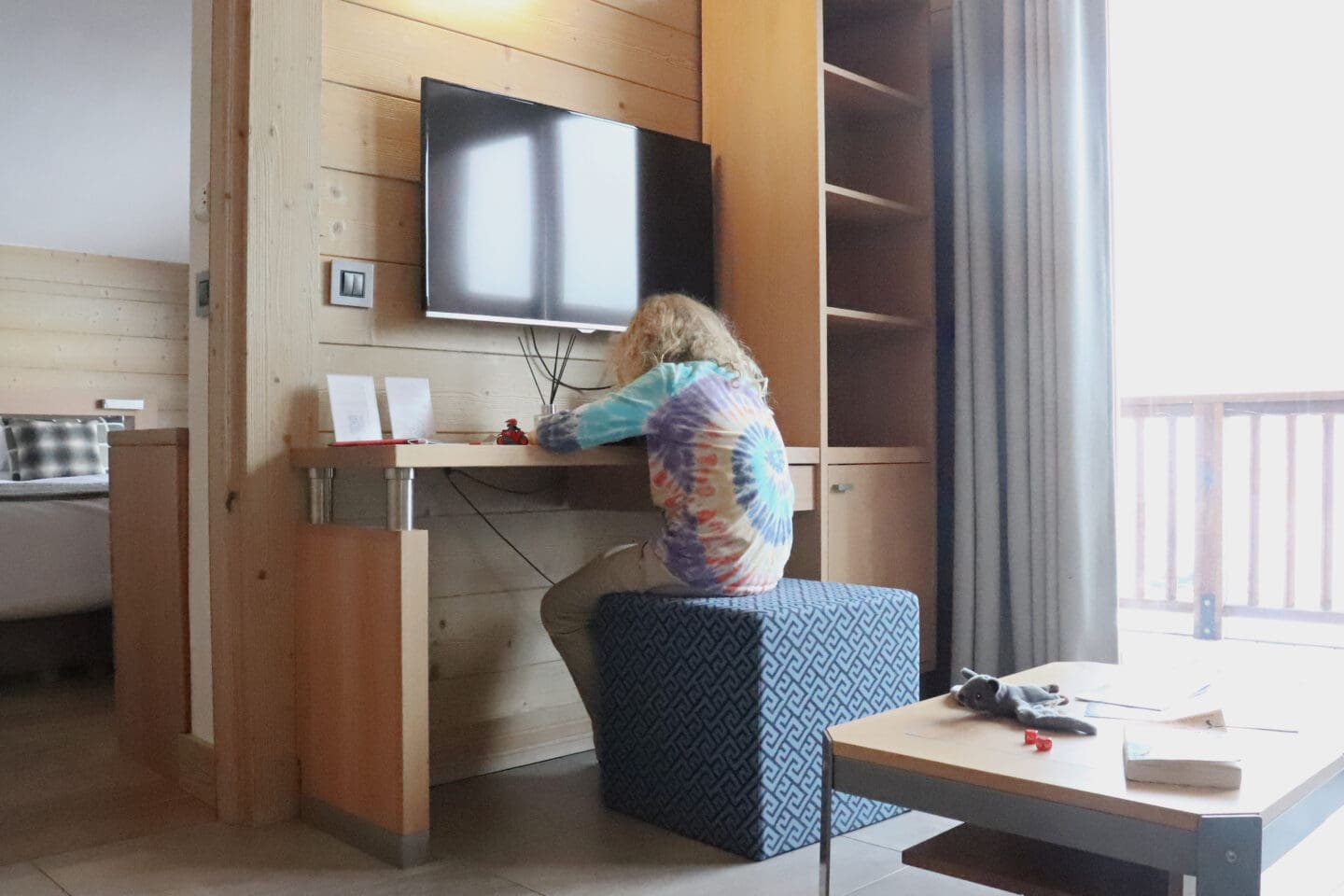 Child sitting at a desk in Les Roc de Tours