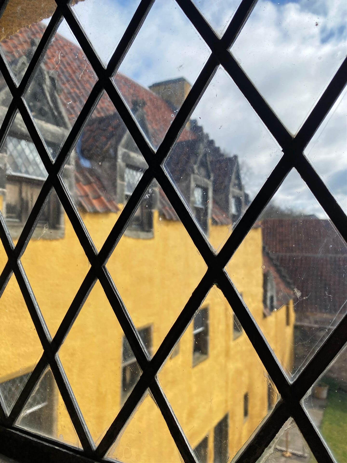 Diamond pattern window
