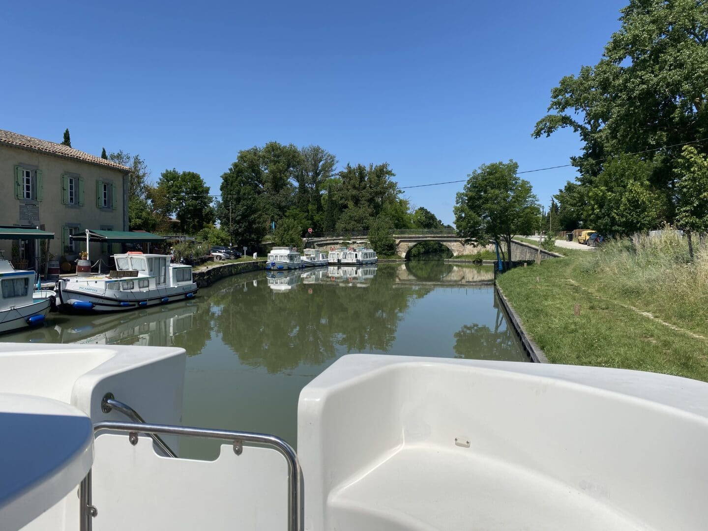 Canal base