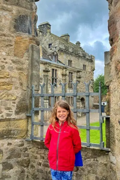 Child in front of Falkland palace