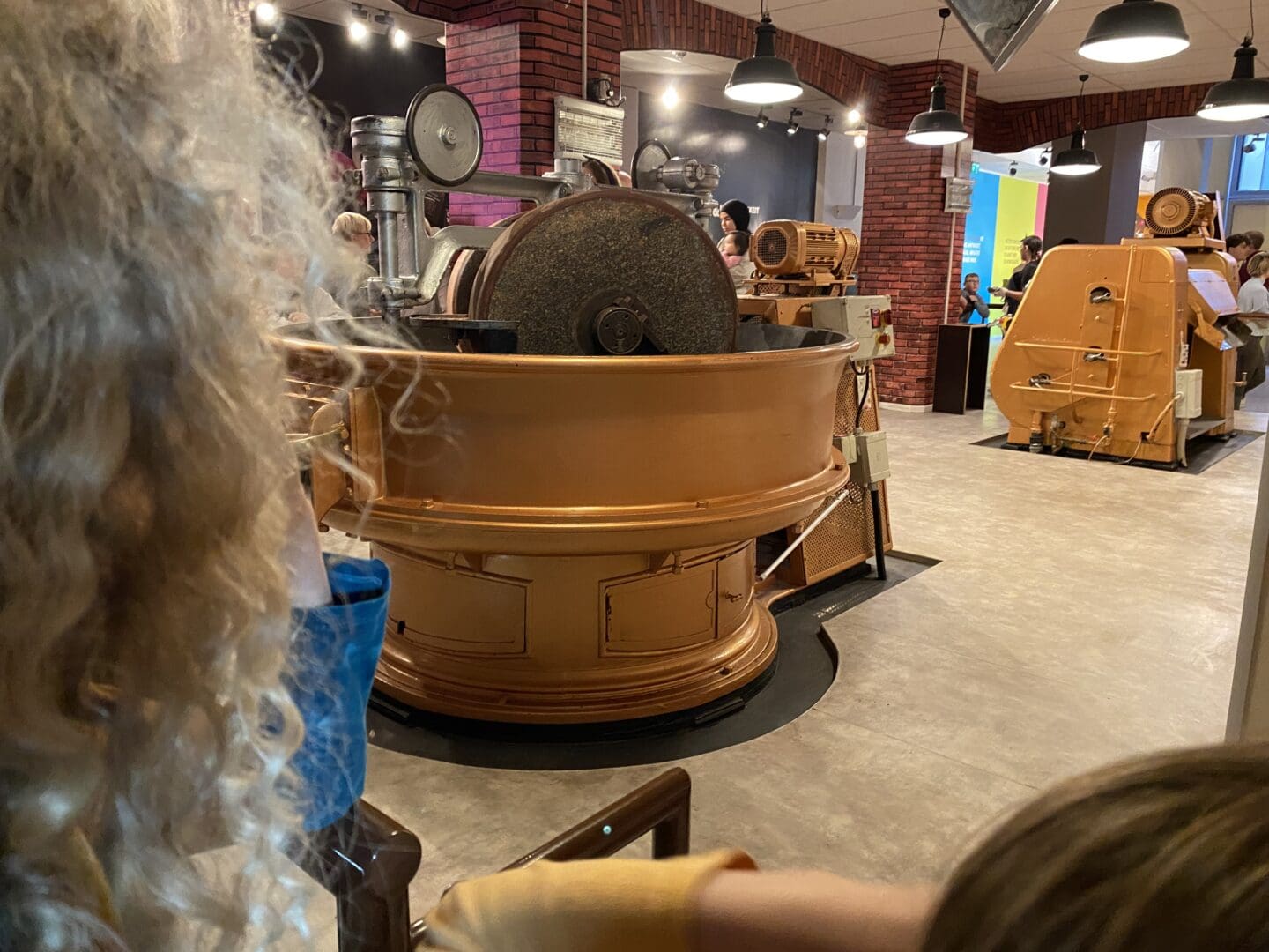 Chocolate grinding machine